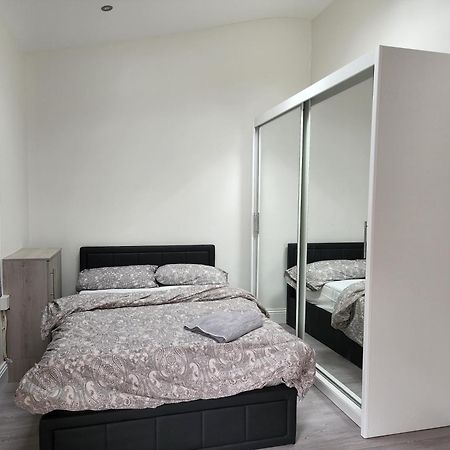Ilford Town Centre Studio Bagian luar foto